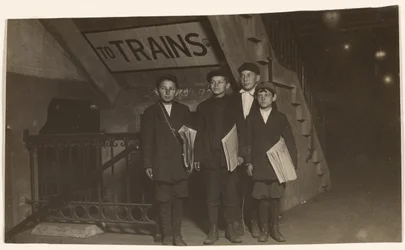 [Fire Newsies ved en indgang til undergrundsbanen, New York City].