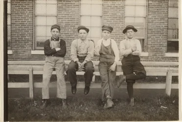 [Gruppe af drenge, der arbejder på Brown Shoe Factory, Moberly, Missouri].