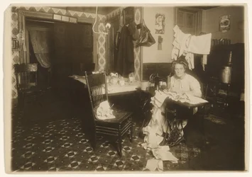 [Hjemmearbejde (Kvinde ved symaskine)]
