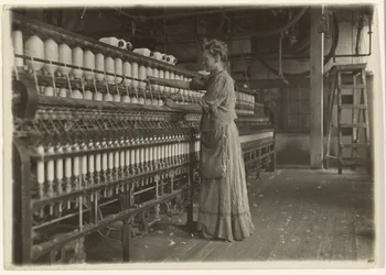 I en gammeldags tekstilfabrik (spinderi).
