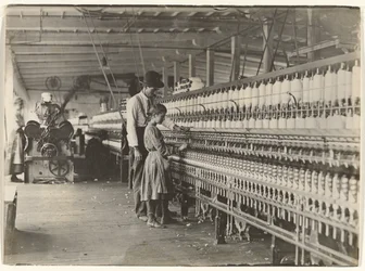 [Mand med pige ved spindemaskine, bomuldsfabrik i South Carolina].