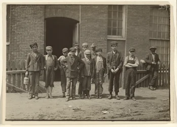 [Møllearbejdere uden for mølle, Massachusetts]