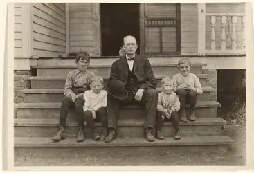 [Mr. Smith, opsynsmand på Wylie Mill, med fire børn, Chester, South Carolina].