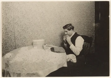 Rullende cigaretter i N.Y. Tenement/[Hjemmearbejde]