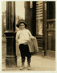 6-årig avissælger, kendt som Little Fattie og kun 3 fod 4 tommer høj, har arbejdet i et år i St. Louis, Missouri, 1910