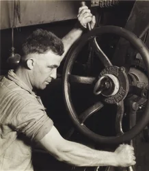 Et industrielt design: Pennsylvania Rubber Co. ved kontrolhjulet i en stor kalender - Fremstilling af autodæk, 1920