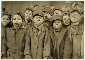 Breaker boys (som sorterer kul i hånden) hos Hughestown Borough Coal Co. Pittston, Pennsylvania, 1911