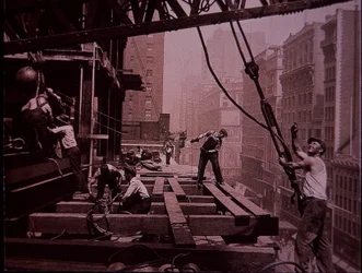 Empire State Building under opførelse, der viser en løftebande på arbejde