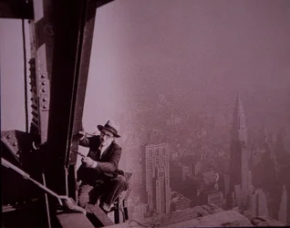 Empire State Building under opførelse, der viser en inspektør, der kontrollerer arbejde