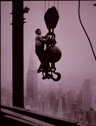 Empire State Building under opførelse, viser medlem af boretårnets besætning