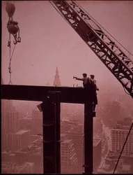 Empire State Building under opførelse, viser placering af ståldrager