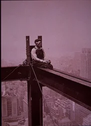 Empire State Building under opførelse, der viser en håndværker, der holder en pause