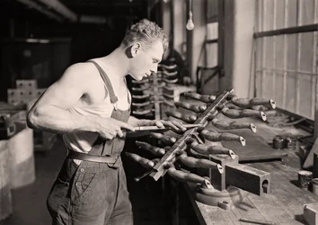 Fabriksarbejder hos Paragon Rubber Company, Massachusetts. 1936