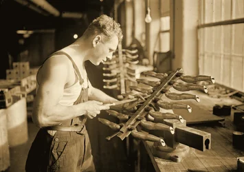 Fabriksarbejder hos Paragon Rubber Company, Massachusetts. 1936