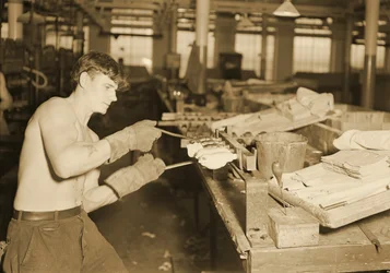 Fabriksarbejder hos Paragon Rubber Company, Massachusetts. 1936