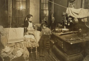 Jimmie Chinquanana "underklasse" kategori, hjemme i New York bag familiens butik, 1913