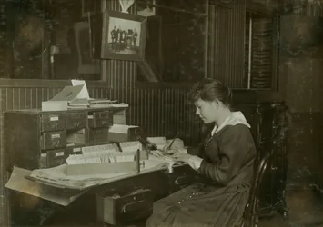 Malvina Amundsen, en 15-årig kontorpige hos Eastern Talking Machine Co. på 177 Tremont Street i Boston, Massachusetts.