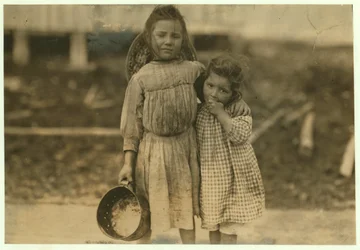Maud og Grade Daly, 5 og 3 år gamle vælger omkring en gryde rejer hver dag for Peerless Oyster Company, Bay St. Louis, Mississippi, 1911
