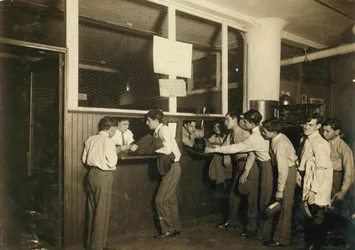 Buddrenge afleverer deres uniformer på hovedkontoret for Postal Telegraph Co. i New York City