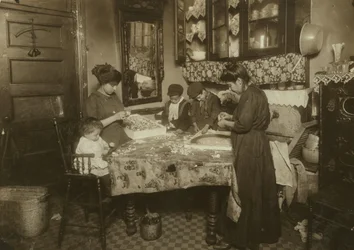 Fru Mette og hendes børn (Josephine 13, Nicholas 6 og Johnnie 8 tjener tilsammen kun 40-50 cents om dagen) laver blomster i en beskidt New York-lejelejlighed, 1911