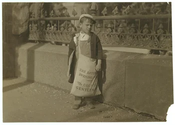 Newsboy Freddie Kafer, 5 eller 6 år gammel, sælger Saturday Evening Posts ved indgangen til State Capitol, Sacramento, Californien, 1915