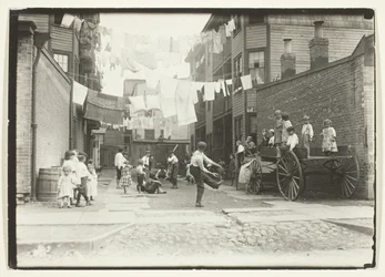Legeplads i en mølleby (Playground in a Tenement Alley), Boston