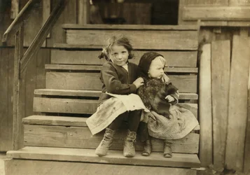 Portræt af en ung pige, der passer sin lillesøster, mens resten af familien arbejder på en lokal konservesfabrik, Bayou La Batre, Alabama, USA, ca. 1911