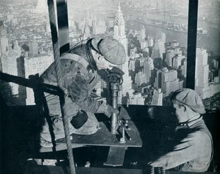 Nitter de sidste bolte på The Morning Mast of the Empire State Building, c1931