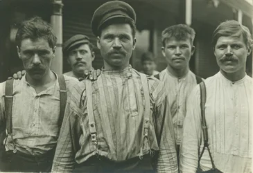 Stålarbejdere ved Russian Boarding House, Homestead, Pennsylvania, 1907-8 (gelatinesølvtryk)