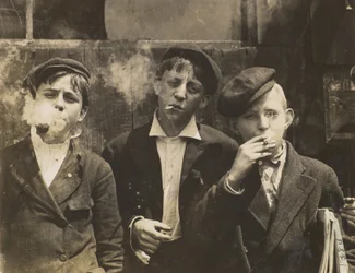 Tre unge avisdrenge, der ryger, Saint Louis, Missouri, USA, 1910
