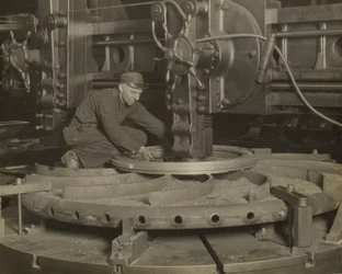 Arbejder ved slibemaskine