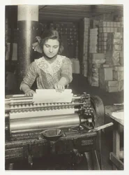 Ung arbejder på papkassefabrik
