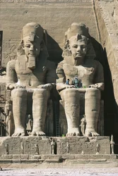 Kolossale sandstensfigurer af tronende Ramses II