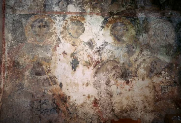 Beskadiget fresko med helgener, Metamorphosis Sotiros kirke, Voutas, Kreta, Grækenland (foto)