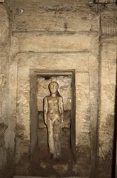 Egypten, Alexandria, Katakomberne i Kom-esh-Shuqafa, Interiør af hypogeum, niche med kvindestatue