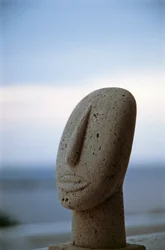 Leder af et kykladisk idol på baggrund af kysten, Kykladerne, Grækenland, kykladisk civilisation (foto)
