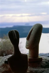 Hoveder af kykladiske idoler på baggrund af kysten, Kykladerne, Grækenland, kykladisk civilisation (foto)