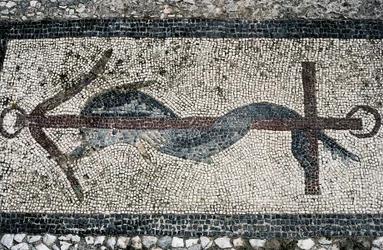 Mosaik, der forestiller delfin og anker, øen Delos (UNESCOs verdensarvsliste