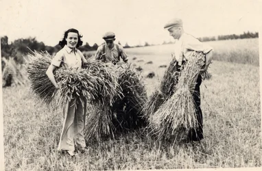 Fotografi af Adele Astaire ved høsttid (s/h foto)