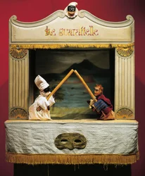 Punch (Pulcinella) og Pasquale Terremoto, dukker fra Maria Imperatrice Guarattelle-teatret, Napoli, Italien (foto)