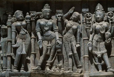 Relief deponerer kvindelige figurer, Adeshwara Temple, Vimalavasi Tuk, Tempelkomplekset på Shatrunjaya Hill, Phalitana, Gujarat, Indien