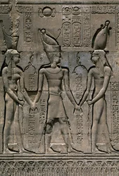 Relief med Thutmose III og guderne Heka og Khnum, Facaden af Hypostyle Hall of Temple of Khnum, Esna, Egypten, Egyptisk civilisation, Detail med Farao