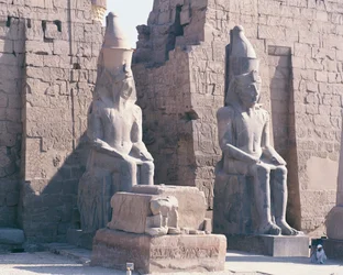 Tempel i Luxor, pylon af Ramses II, to kolossale statuer af kongen