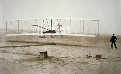 Brødrene Wright laver deres første motorflyvning