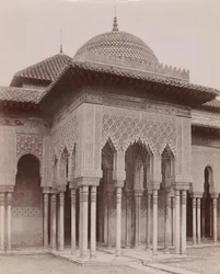 [Løvernes gårdhave, Alhambra, Granada], 1880