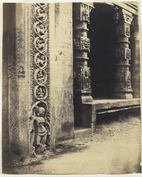 Madura: Pillars in the Recessed Portico i Royal Gopurum med bunden af en af de fire skulpturelle monolitter