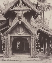 Pugahm Myo: Udskåret døråbning i gården til Shwe Zeegong Pagoda