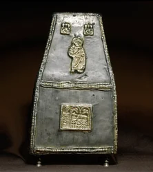 Middelalderens arkæologi (middelalderen). Barbarian Art of Lombardy: Sølvæske til at modtage relikvier (relikvieskrin). Lombard kunst, 8. - 9. århundrede. Penge. Cividale del Friuli, Chretien Museum, katedralens skat