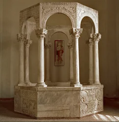 Middelalderens arkæologi (middelalderen). Barbarisk kunst i Lombardiet: dåbskilde (baptistere) af patriark Callisto i ottekantet form sammensat af en bue ved side og korintiske søjler. Arkitektur 730-740. Lombard kunst, 8. århundrede. Kalksten. Han