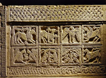 Pluteus viser kristne symboler (marmor)